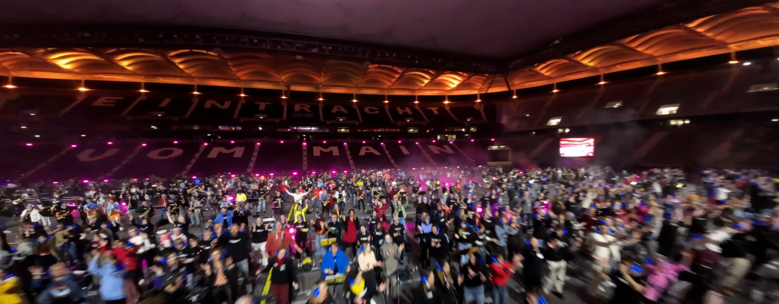 Endlich dürfen wir indoor über Menschen fliegen