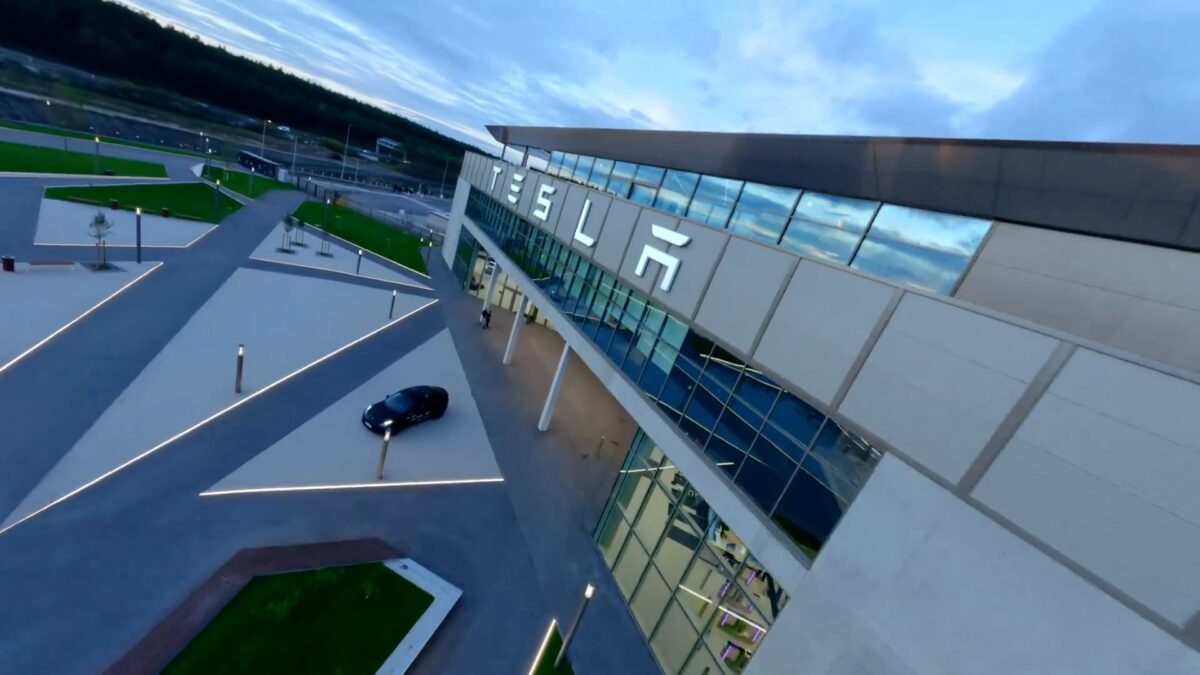 TESLA Flythrough 2.0