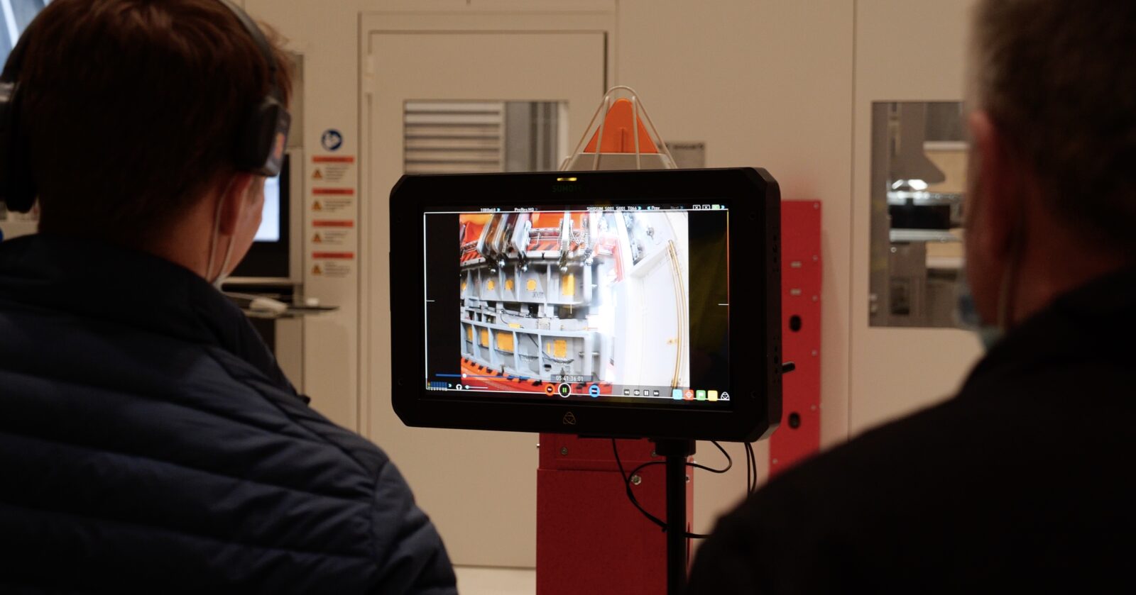Zwei Crew-Mitglieder kontrollieren das FPV-Livebild auf einem Set-Monitor