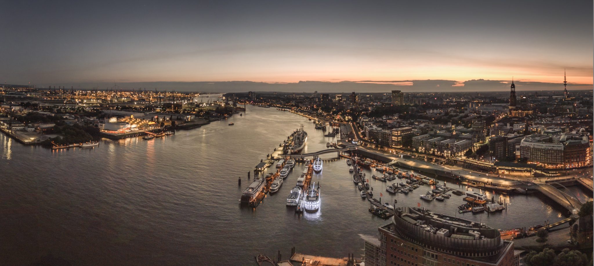 Drohne_Hamburg_Elbphilharmonie_Skynamic