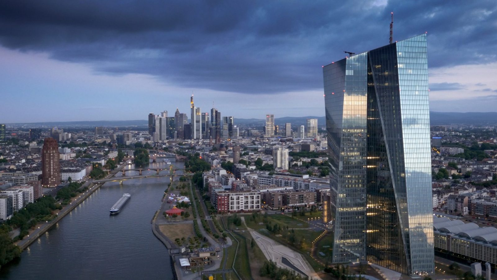 Luftaufnahme der Frankfurter Skyline mit EZB-Tower und Main in der Dämmerung