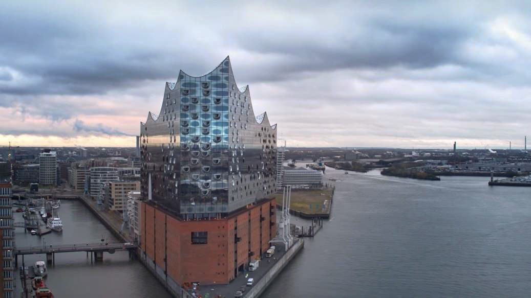 drohnenflug in der elbphilharmonie Hamburg Drohnen Pilot Skynamic