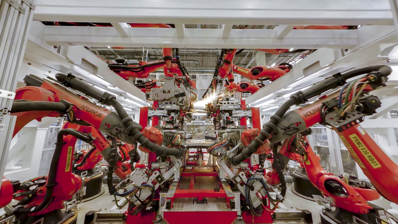 FPV Flythrough in der Tesla Giga Factory Berlin-Brandenburg: FPV-Drohne zwischen den Roboterarmen der Karosseriefertigung